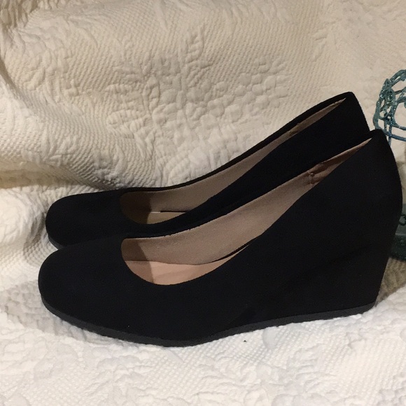 NWB Trendy Black Fabric Platform Heels Shoes 6 - Picture 2 of 8